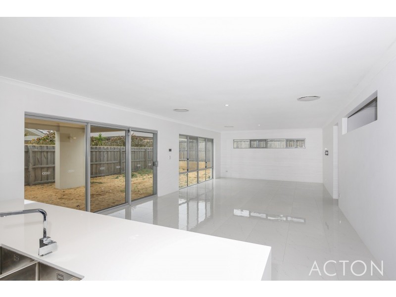 6 Jennerae Bend, Halls Head WA 6210