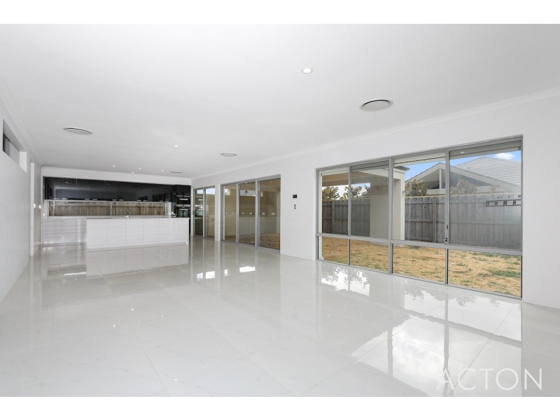 6 Jennerae Bend, Halls Head WA 6210