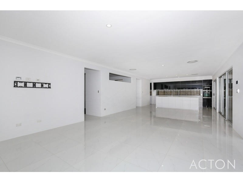 6 Jennerae Bend, Halls Head WA 6210