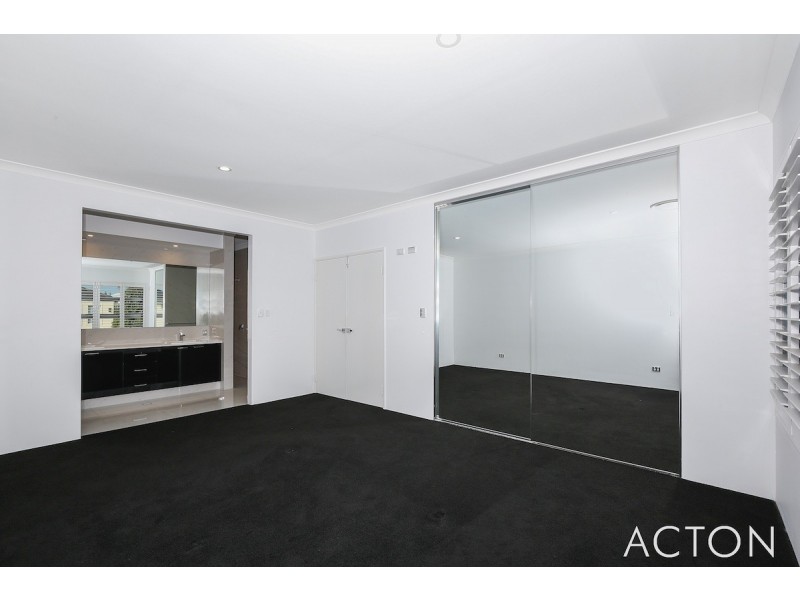 6 Jennerae Bend, Halls Head WA 6210