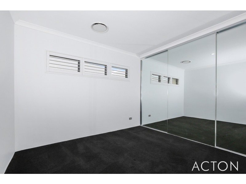 6 Jennerae Bend, Halls Head WA 6210