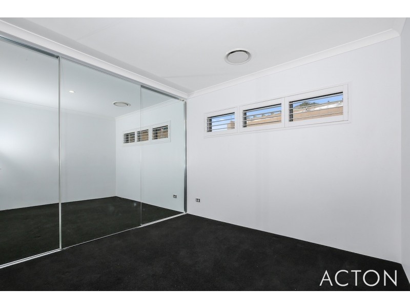 6 Jennerae Bend, Halls Head WA 6210