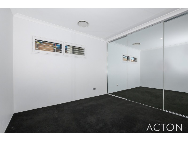 6 Jennerae Bend, Halls Head WA 6210