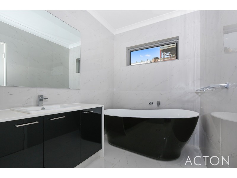 6 Jennerae Bend, Halls Head WA 6210