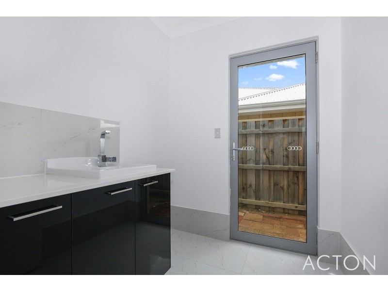 6 Jennerae Bend, Halls Head WA 6210