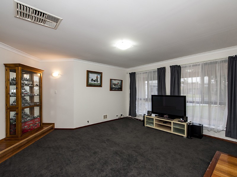 26 Hanson Way, Dudley Park WA 6210