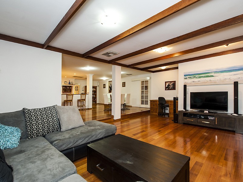 26 Hanson Way, Dudley Park WA 6210