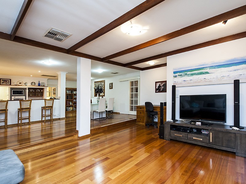 26 Hanson Way, Dudley Park WA 6210
