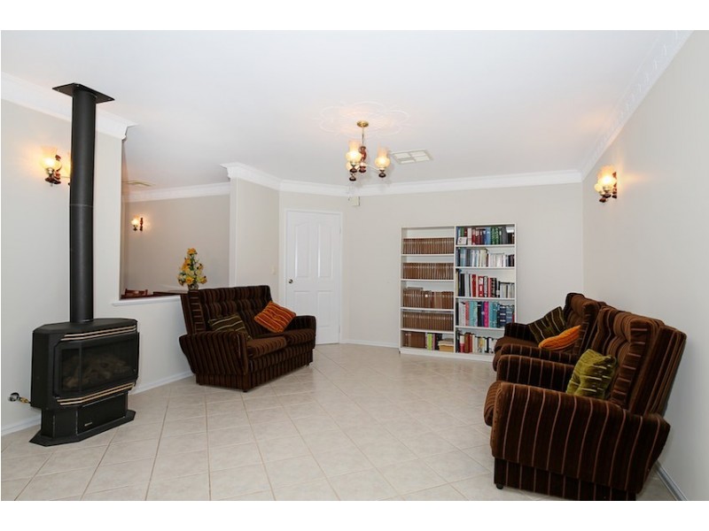 5 Berrigan Row, Halls Head WA 6210