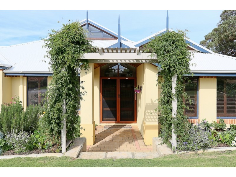 5 Wirra Lane, Lakelands WA 6180