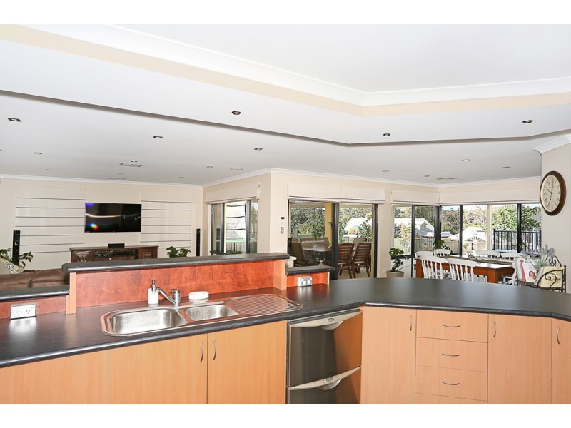 5 Wirra Lane, Lakelands WA 6180