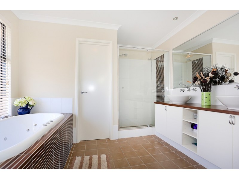 12 Dichondria Pass, Halls Head WA 6210