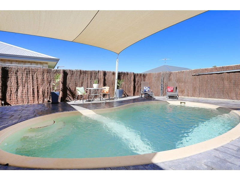 12 Dichondria Pass, Halls Head WA 6210