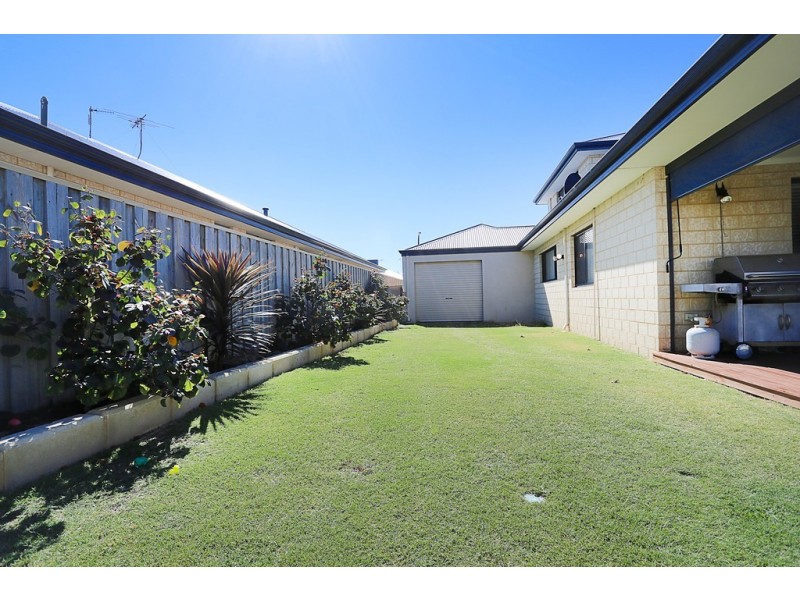 12 Dichondria Pass, Halls Head WA 6210