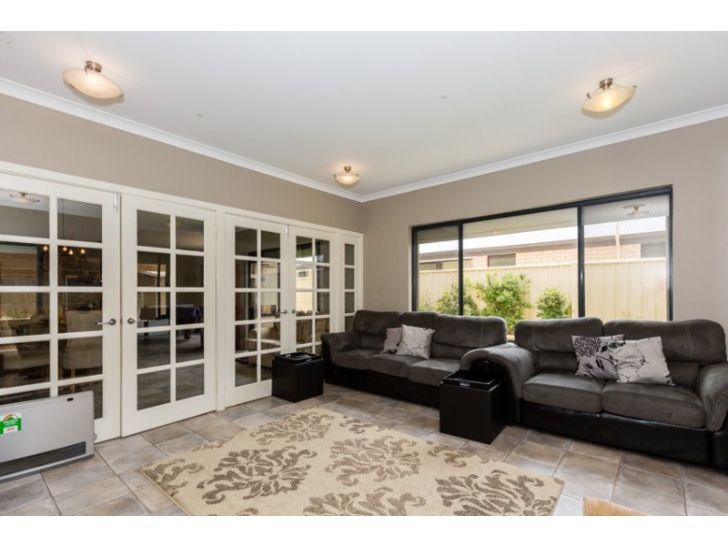 16 Arpenteur Turn, Madora Bay WA 6210