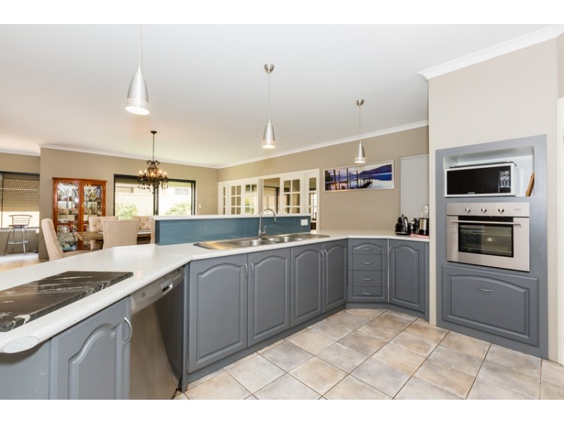 16 Arpenteur Turn, Madora Bay WA 6210