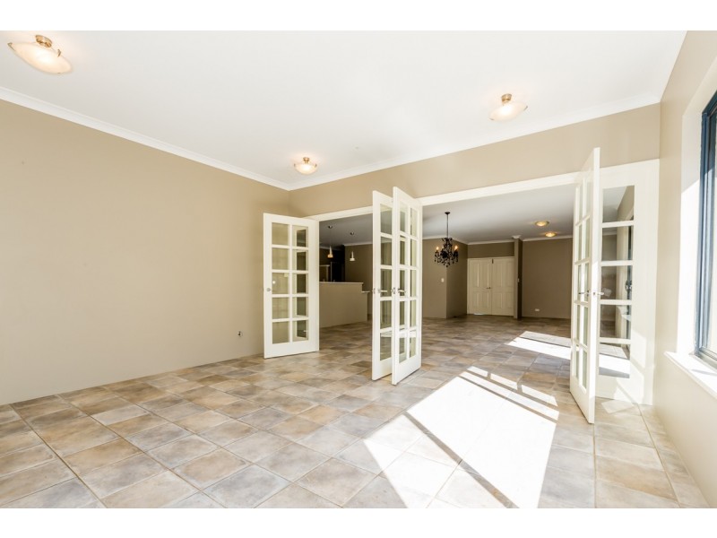 16 Arpenteur Turn, Madora Bay WA 6210