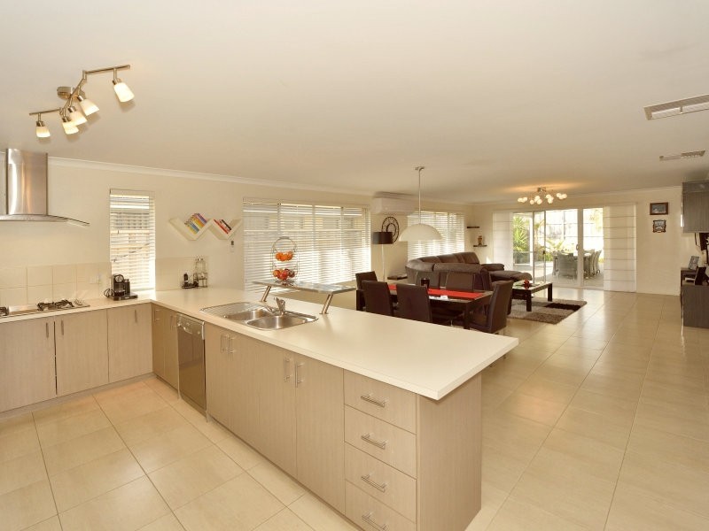 271 Peelwood Parade, Halls Head WA 6210