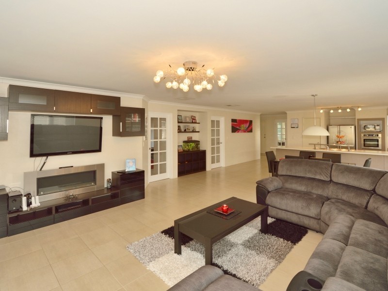 271 Peelwood Parade, Halls Head WA 6210