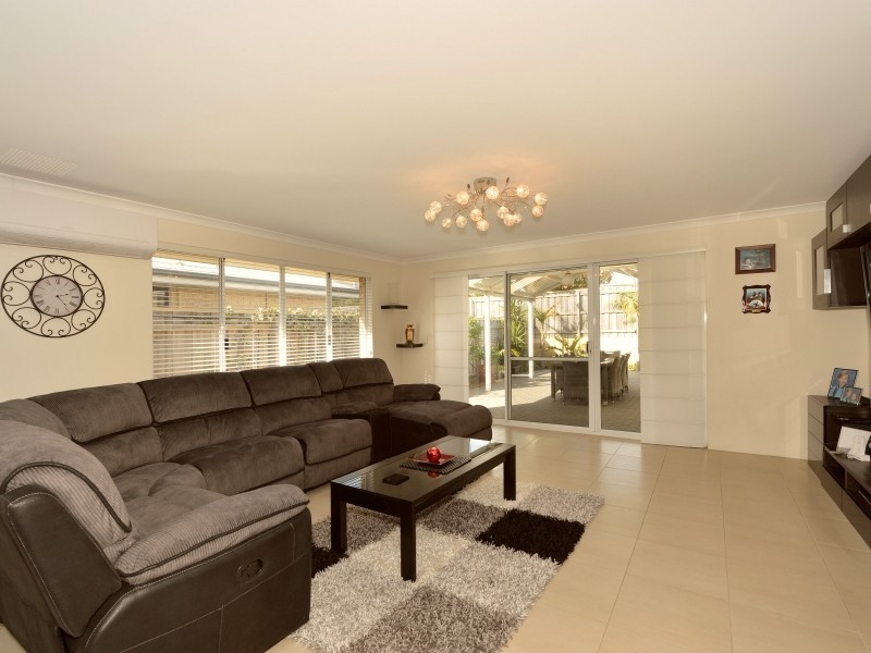 271 Peelwood Parade, Halls Head WA 6210