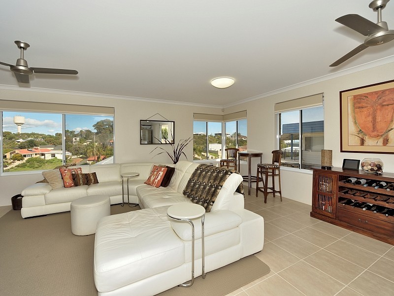 14A Valley Road, Halls Head WA 6210