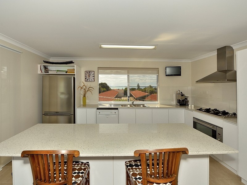 14A Valley Road, Halls Head WA 6210