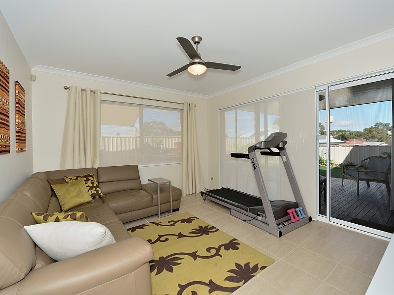 14A Valley Road, Halls Head WA 6210