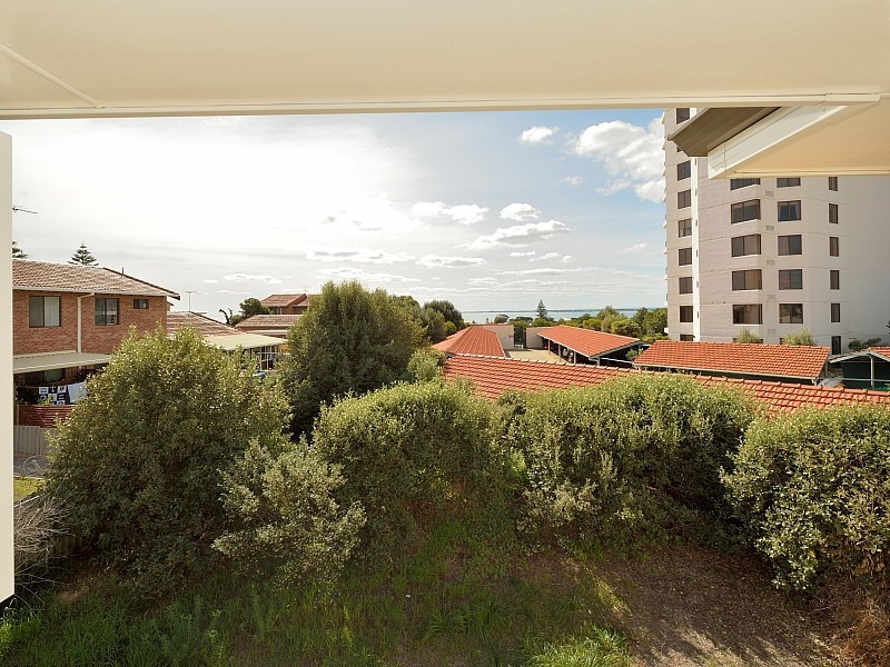 14A Valley Road, Halls Head WA 6210