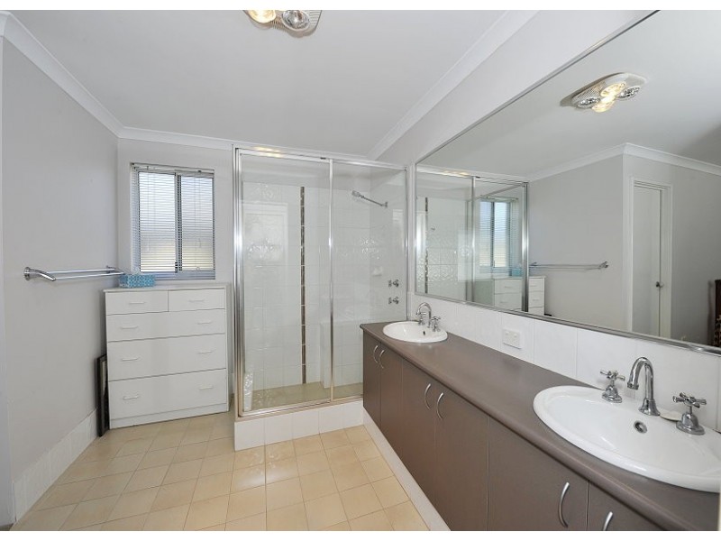 121 Darwin Terrace, Dudley Park WA 6210