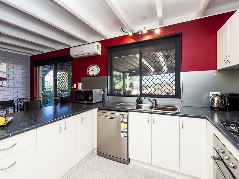 32A Scrivener Place, Halls Head WA 6210