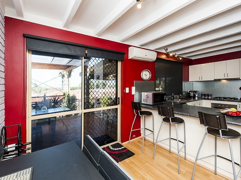 32A Scrivener Place, Halls Head WA 6210