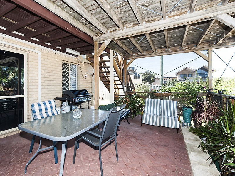32A Scrivener Place, Halls Head WA 6210