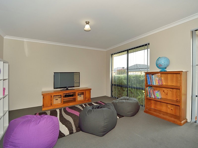 21 Highcliffe Circle, Lakelands WA 6180