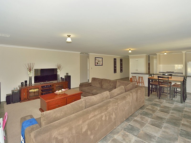 21 Highcliffe Circle, Lakelands WA 6180