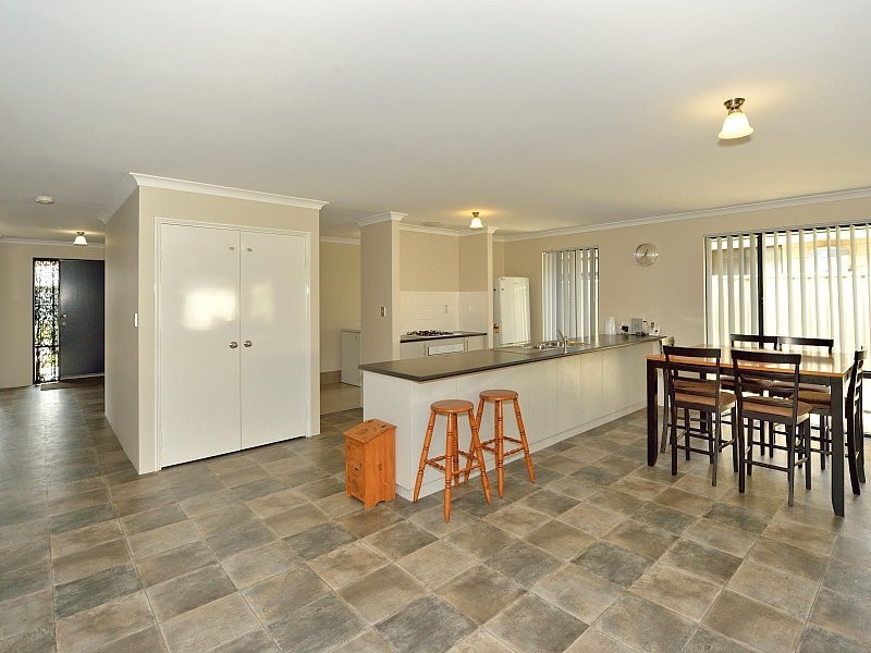 21 Highcliffe Circle, Lakelands WA 6180