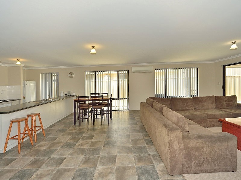 21 Highcliffe Circle, Lakelands WA 6180