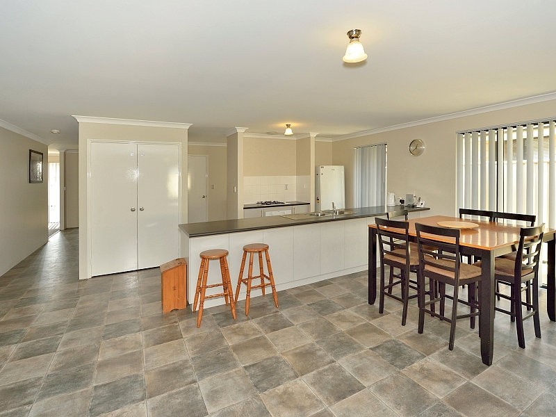 21 Highcliffe Circle, Lakelands WA 6180