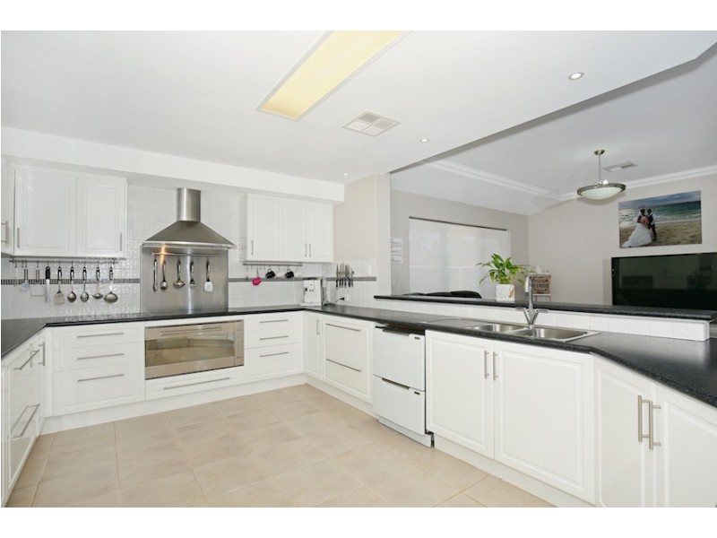 15 Maddox Vista, Lakelands WA 6180