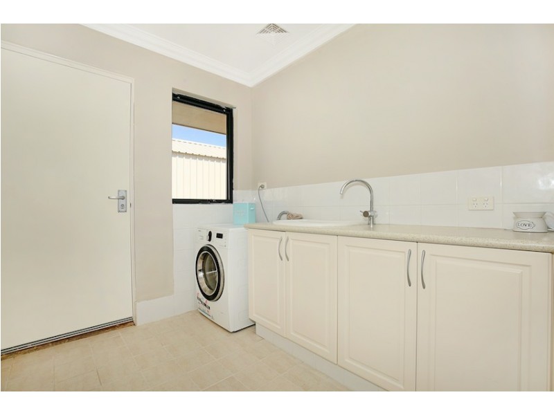 15 Maddox Vista, Lakelands WA 6180