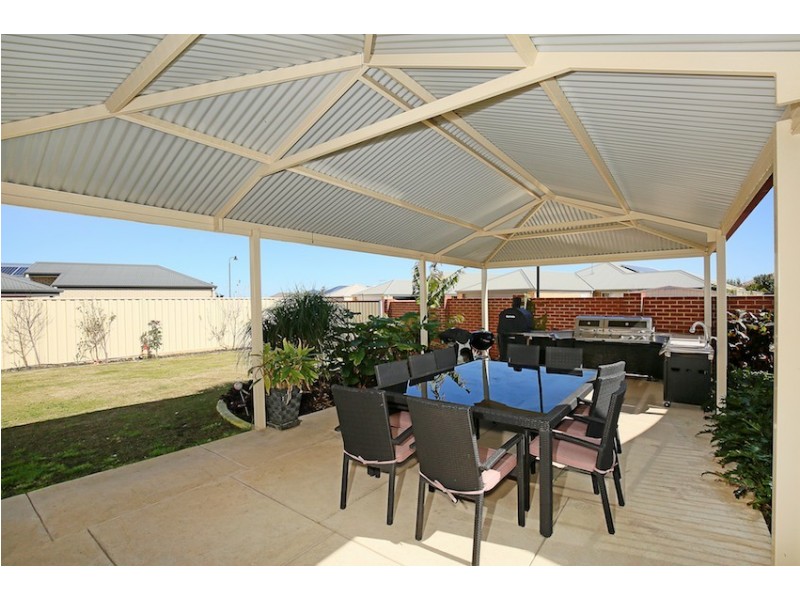 15 Maddox Vista, Lakelands WA 6180