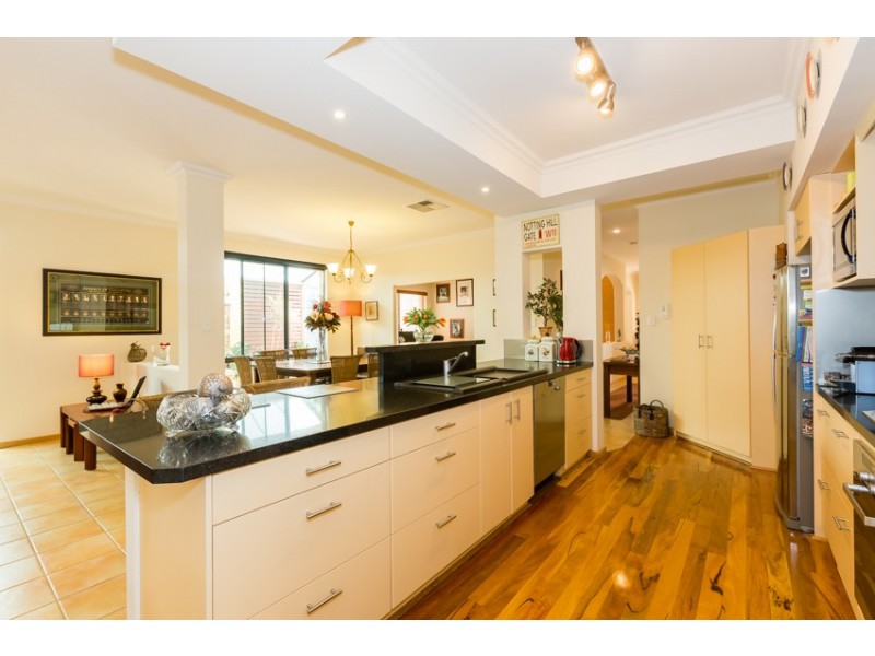 17 Rialto Place, Halls Head WA 6210