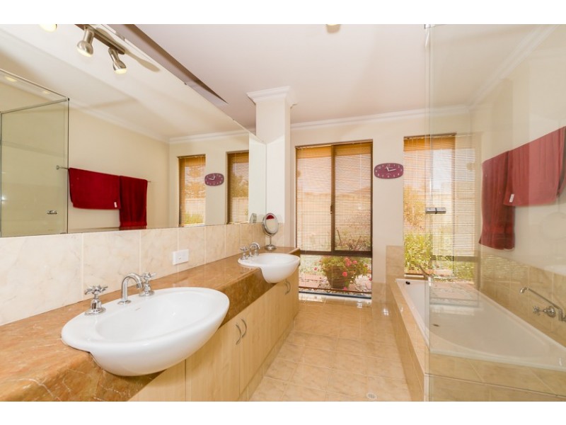 17 Rialto Place, Halls Head WA 6210