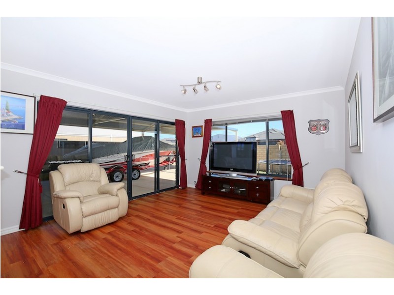 11 Orania Pass, Halls Head WA 6210