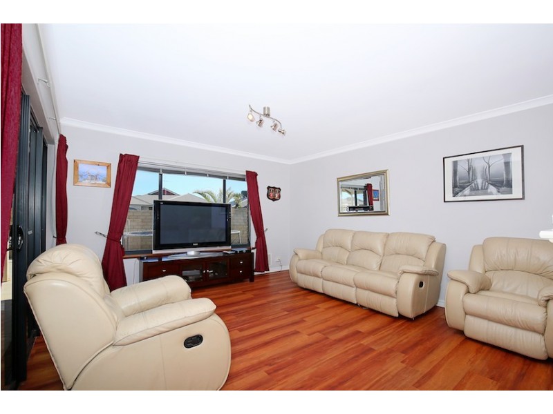 11 Orania Pass, Halls Head WA 6210