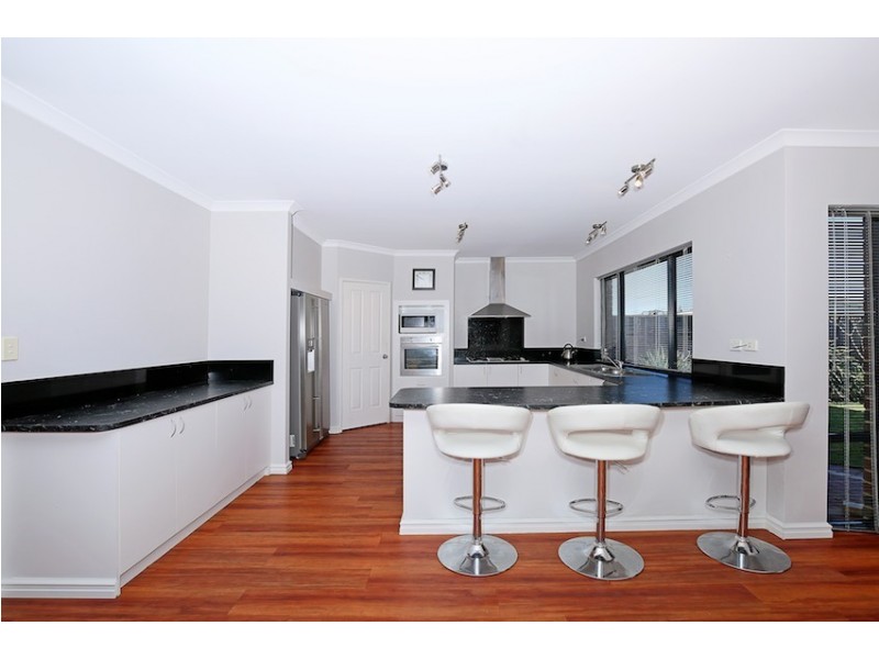 11 Orania Pass, Halls Head WA 6210