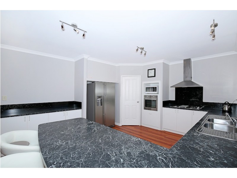 11 Orania Pass, Halls Head WA 6210