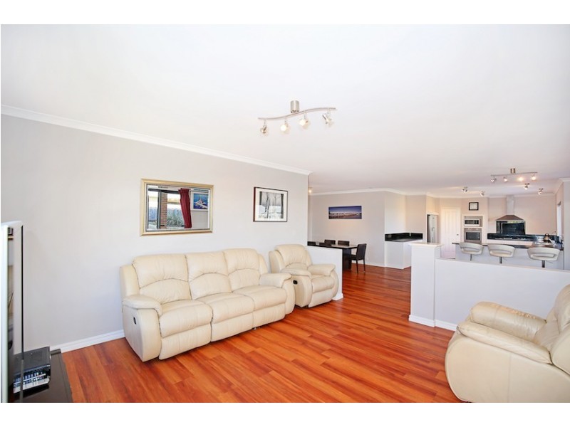 11 Orania Pass, Halls Head WA 6210