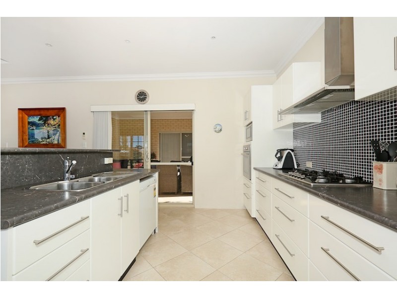 8 Asper Way, Halls Head WA 6210