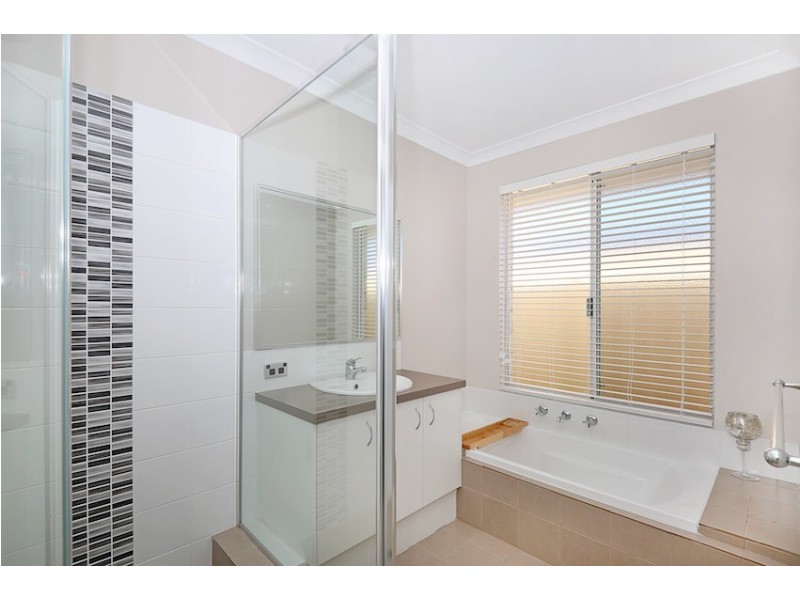 103 Lake Valley Drive, Lakelands WA 6180