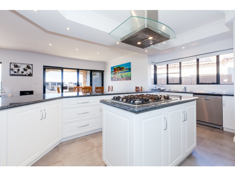 14 Syrenka Turn, Halls Head WA 6210